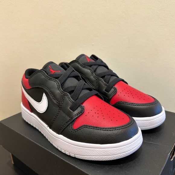 NIB Kids Nike Air Jordan 1 Low ALT - BQ6066 066 BLACK/WHITE/GYM RED - Picture 2 of 7